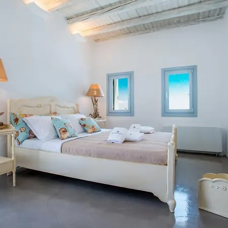 Paros Sleeps 13 Pool Air Con Wifi Villa
